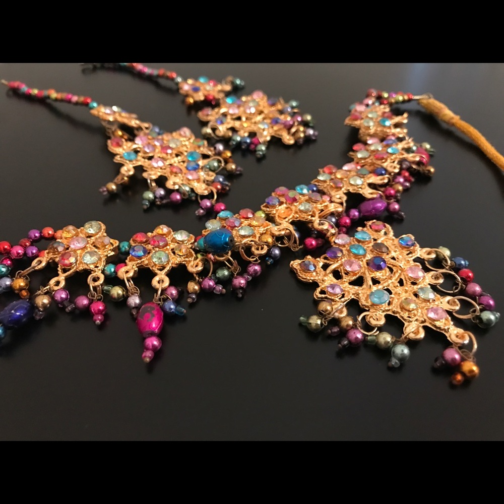 Multi colored set of earrings necklace