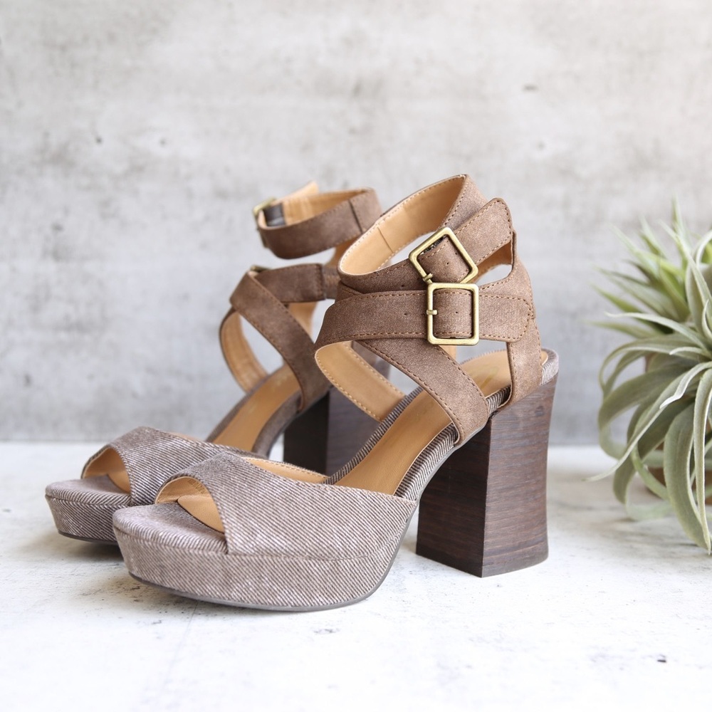 NIB Vintage Buckled Platform Chunky Heel Sandal - Picture 3 of 6