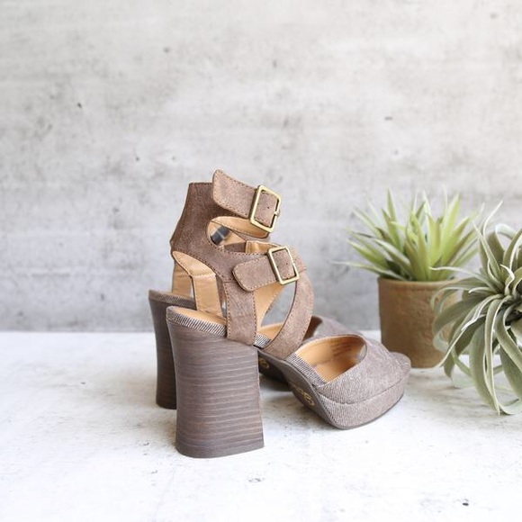 NIB Vintage Buckled Platform Chunky Heel Sandal - Picture 4 of 6