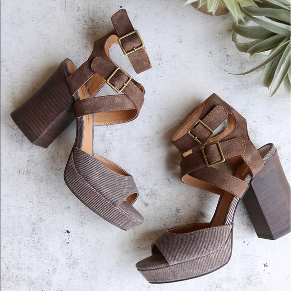 NIB Vintage Buckled Platform Chunky Heel Sandal - Picture 2 of 6