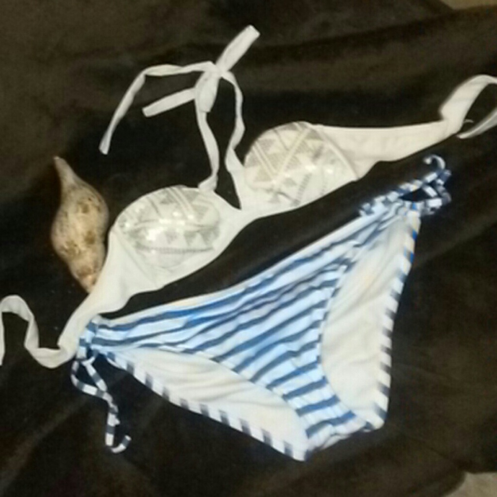 Bikini - Picture 2 of 2