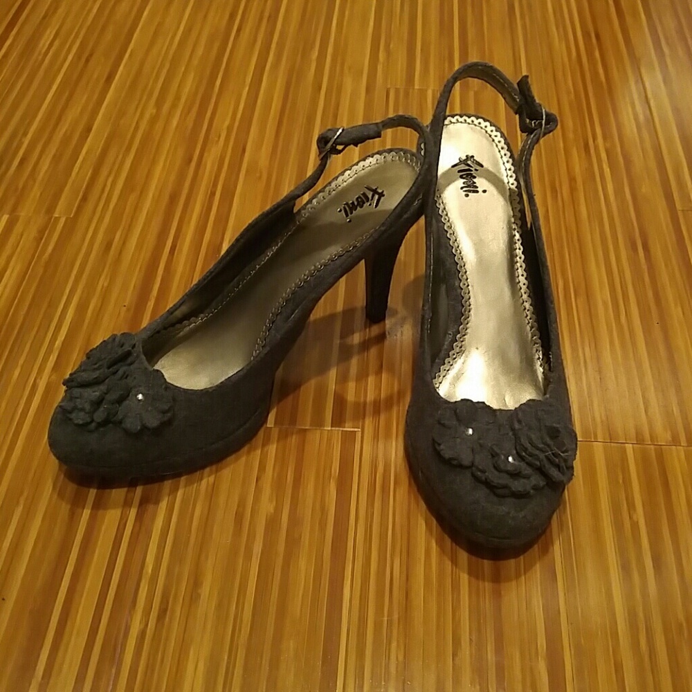 NWOT gray slingback heels