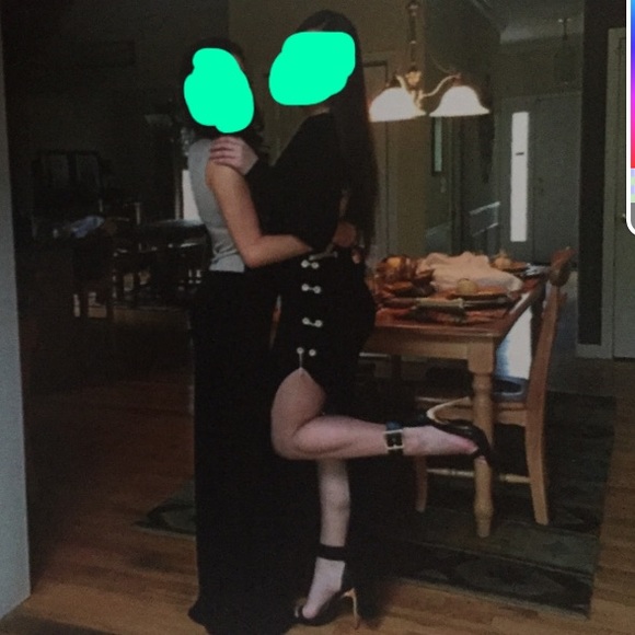 BLACK LONG DRESS WITH GOLD CHAIN GOING DOWN BACK - Picture 3 of 4