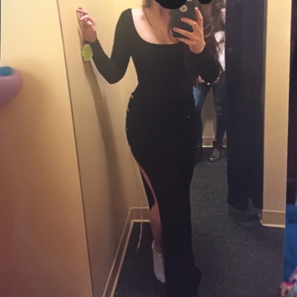 BLACK LONG DRESS WITH GOLD CHAIN GOING DOWN BACK - Picture 4 of 4