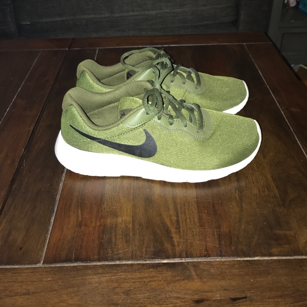 Nike Kids Tanjun (Big Kid) Sneakers