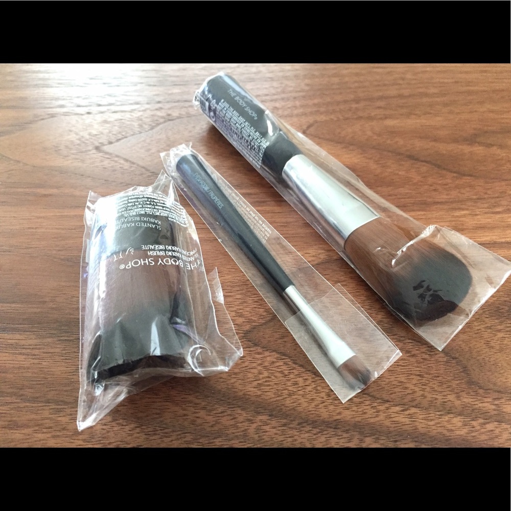 The Body Shop Makeup Brushes Bundle (New in pkg)