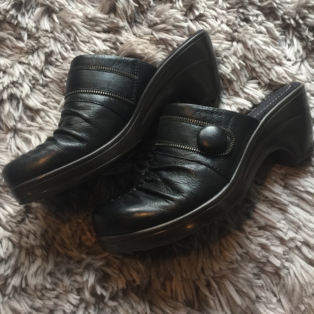 Bare traps black mules shoes 8M