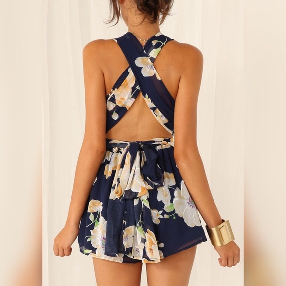 🌷 Floral Open back Romper - Picture 2 of 8
