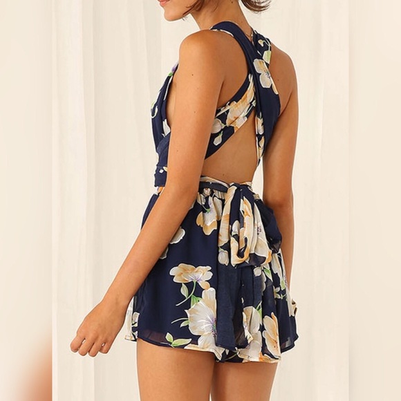 🌷 Floral Open back Romper - Picture 3 of 8