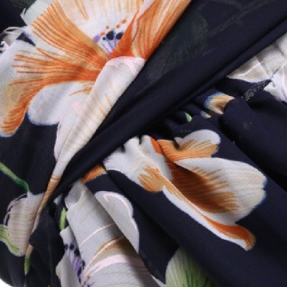 🌷 Floral Open back Romper - Picture 6 of 8