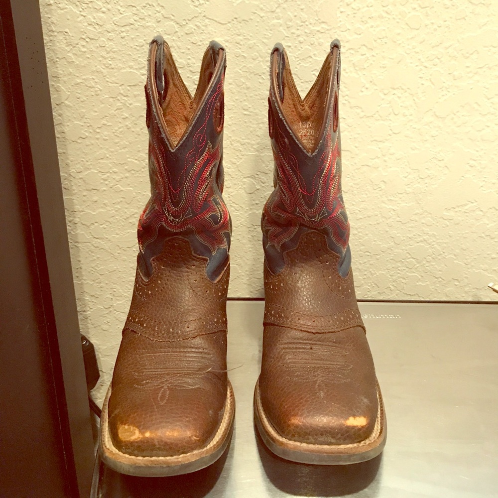 Boys size 13D Ariat cowboy boots