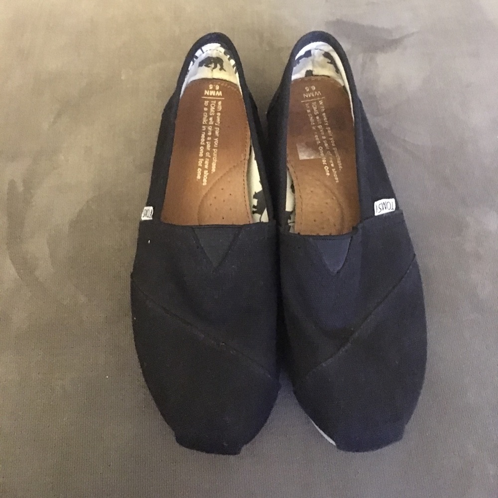 Black women's Toms slip ons
