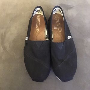 Black women's Toms slip ons