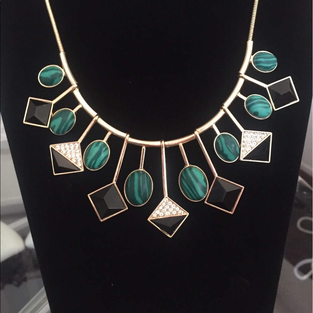 Dazzling gold tone necklace