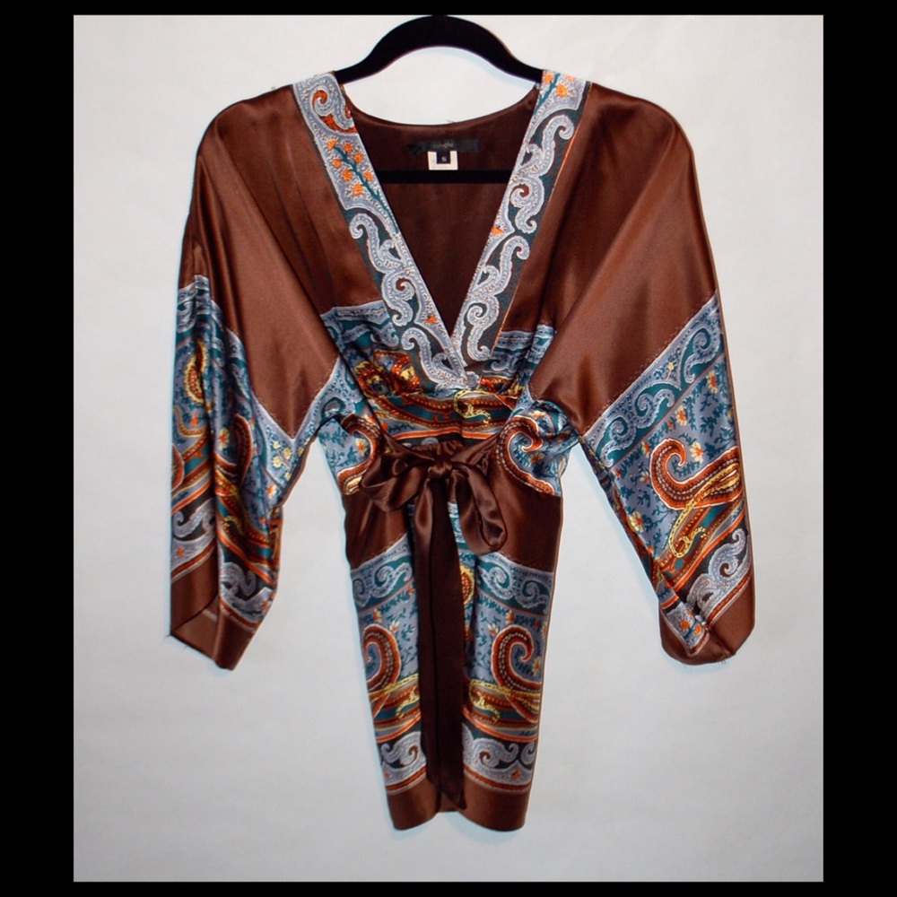 💕 Eye-catching silk kimono top