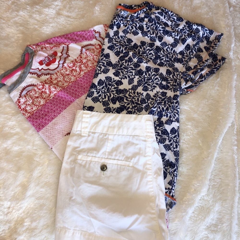 BUNDLE Uniqlo shorts and two Tops
