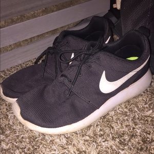 black nike roshe runs