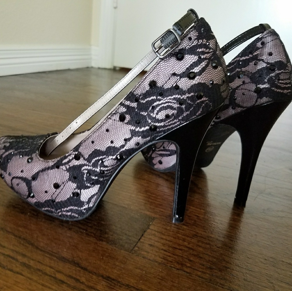 Like New! Beautiful Madeline Girl Pump