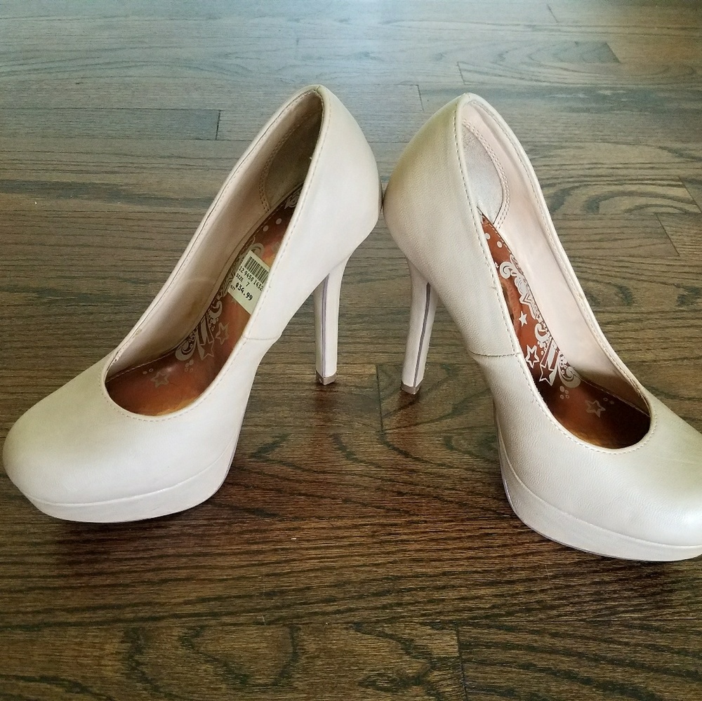 Very nice nude pump!