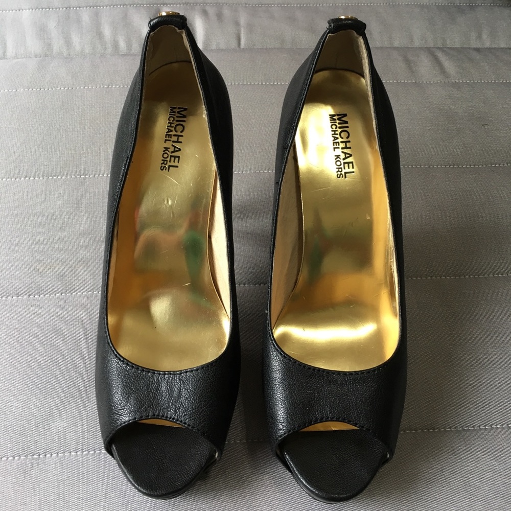 MICHAEL KORS • Black Pebbled Leather Platforms