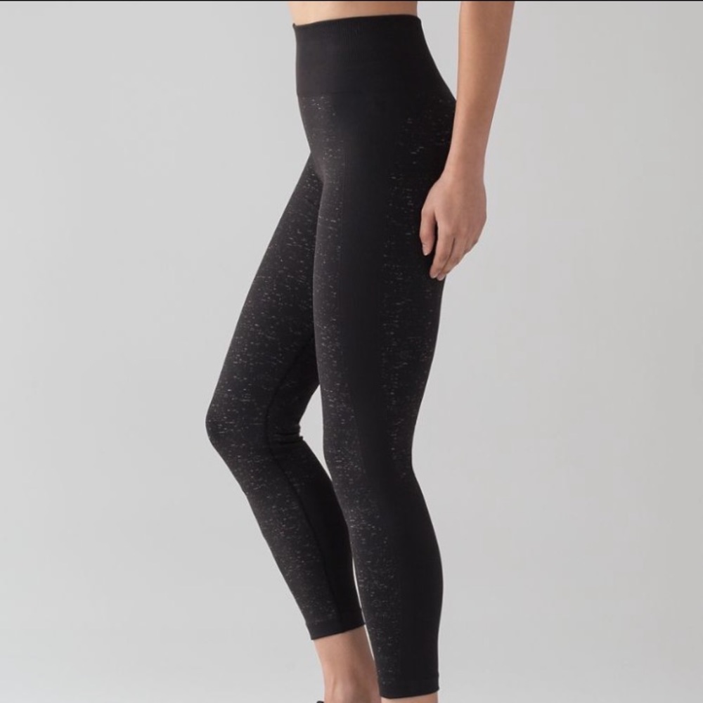 Lululemon Free to Flow 7/8 tight in black/white