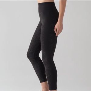 Lululemon Free to Flow 7/8 tight in black/white