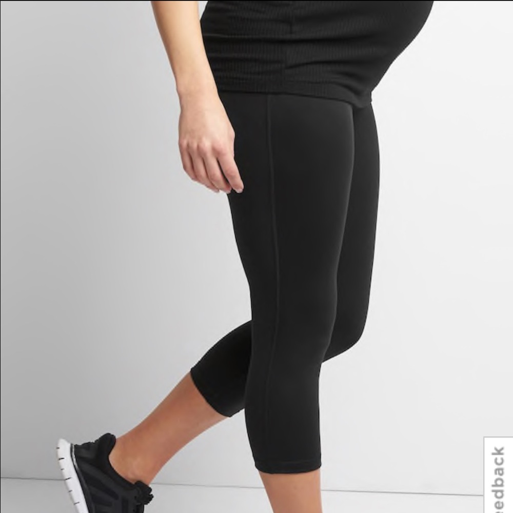 GapFit Maternity blackout tech full panel capri