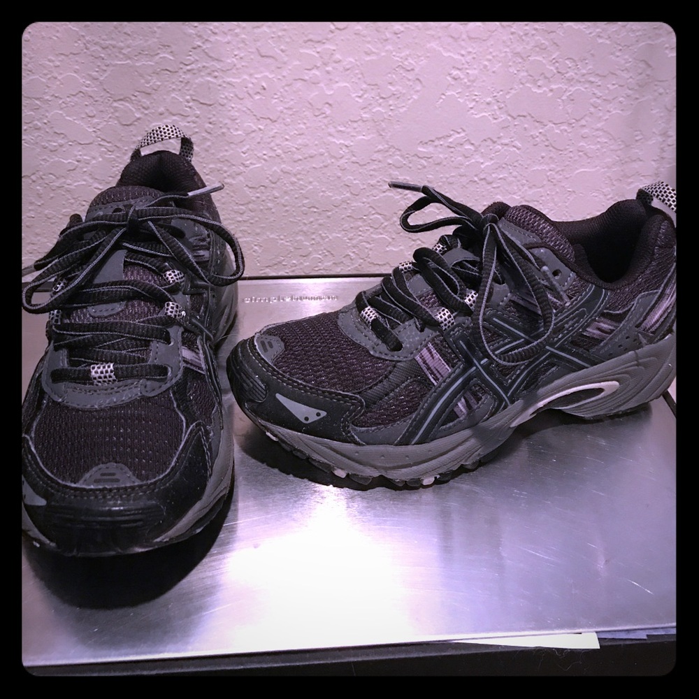 Boys size 2 youth Asics gel venture 5