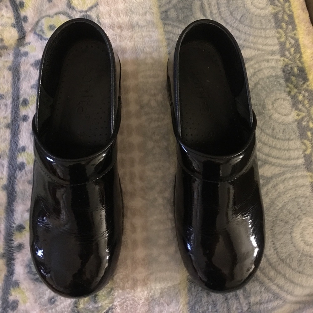 Sanita  size 40 Patent Leather Nursing Clogs