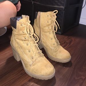 Timberland-Like wedge boots.