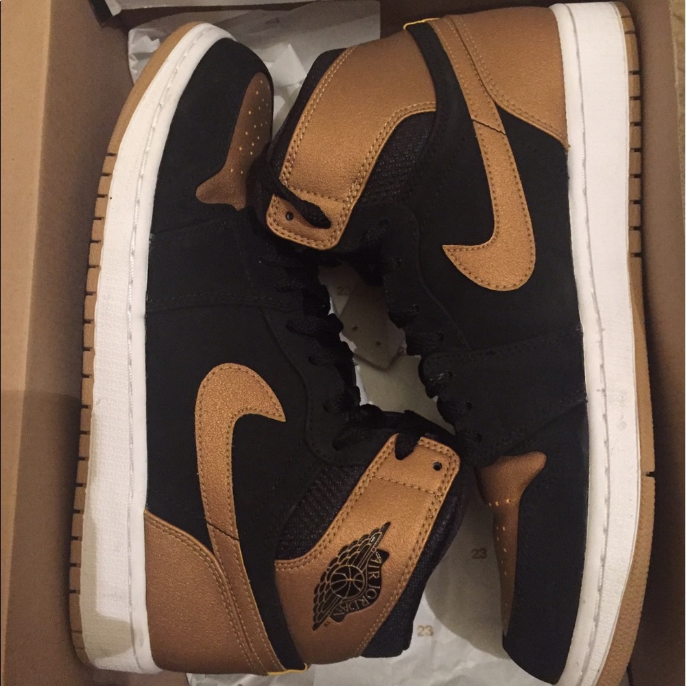Air Jordan 1 Retro Black/Metallic Gold Melo SZ 9.5