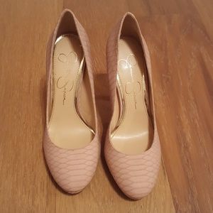 Jessica Simpson pumps