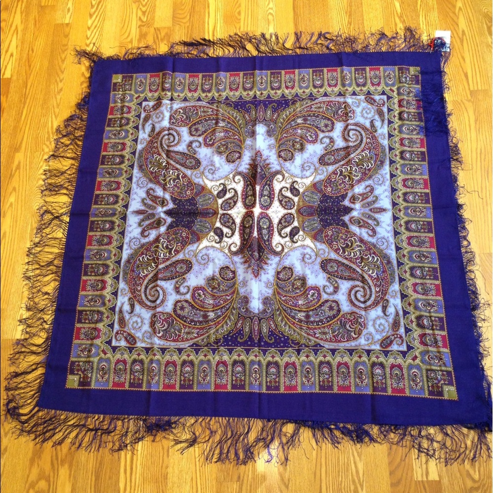 Exclusive wool shawl.