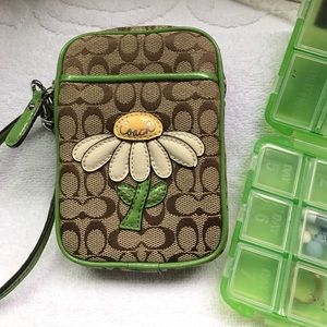 EUC Coach wristlet. Works good condition.