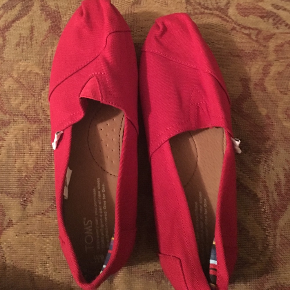 RED CANVAS TOMS
