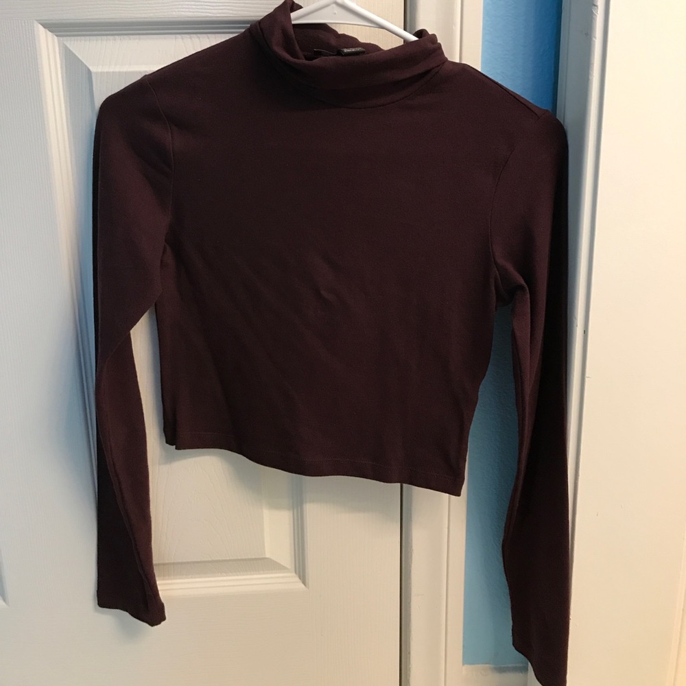 Cropped maroon top turtleneck