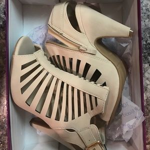 Beige heels size 8.5 man made material