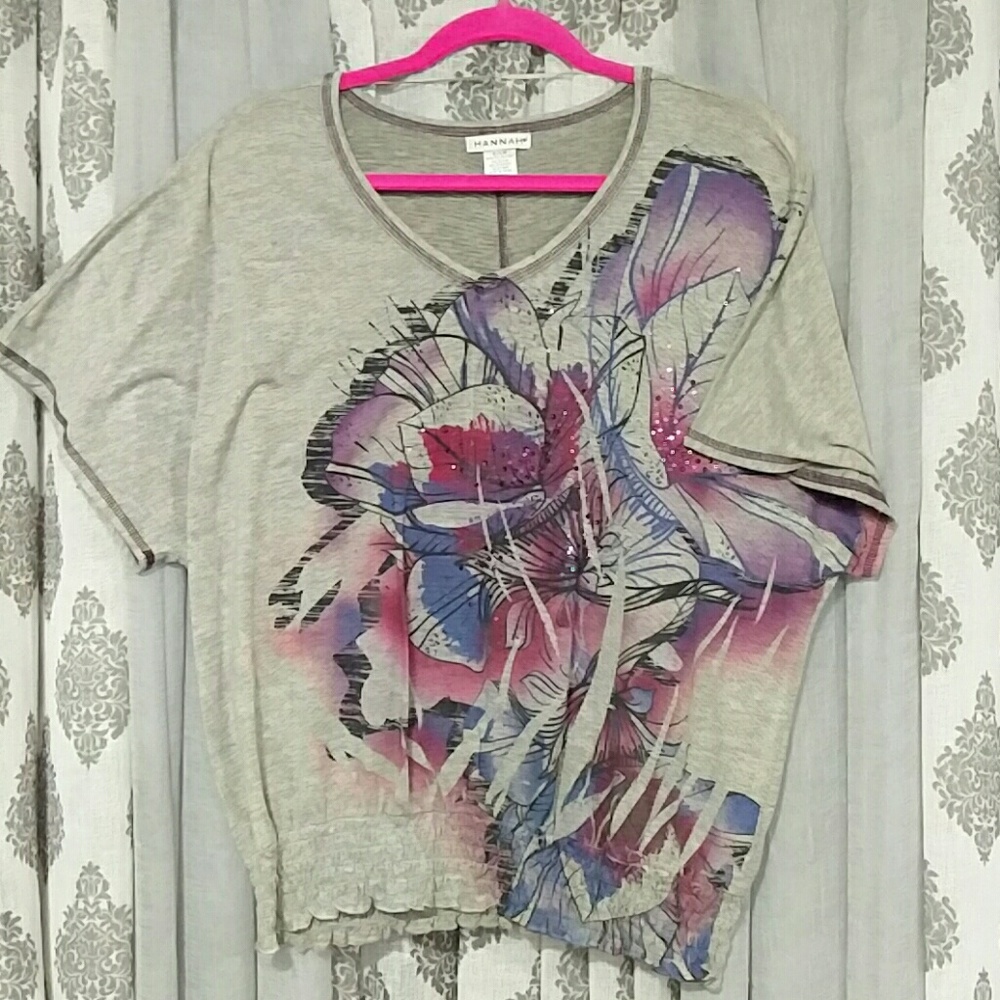 Flattering short sleeve top sz S