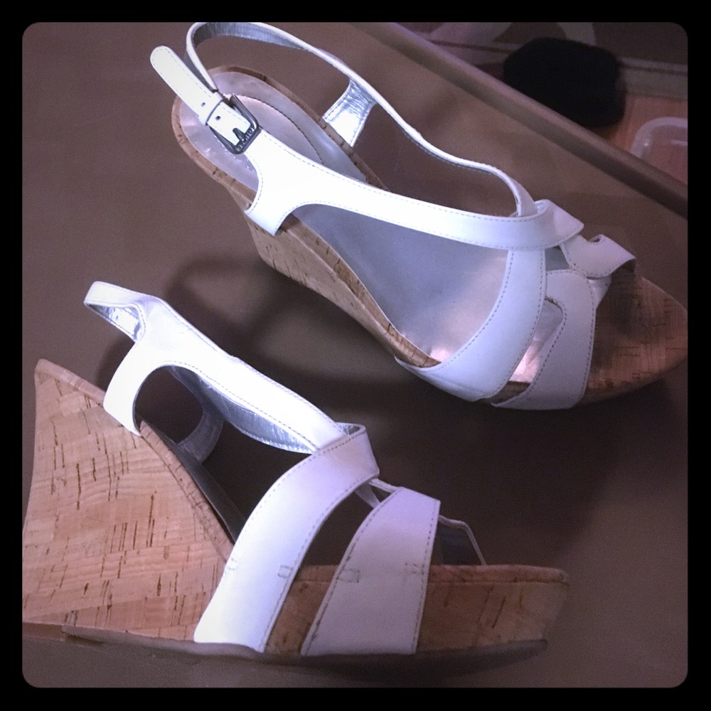 Guess white wedge