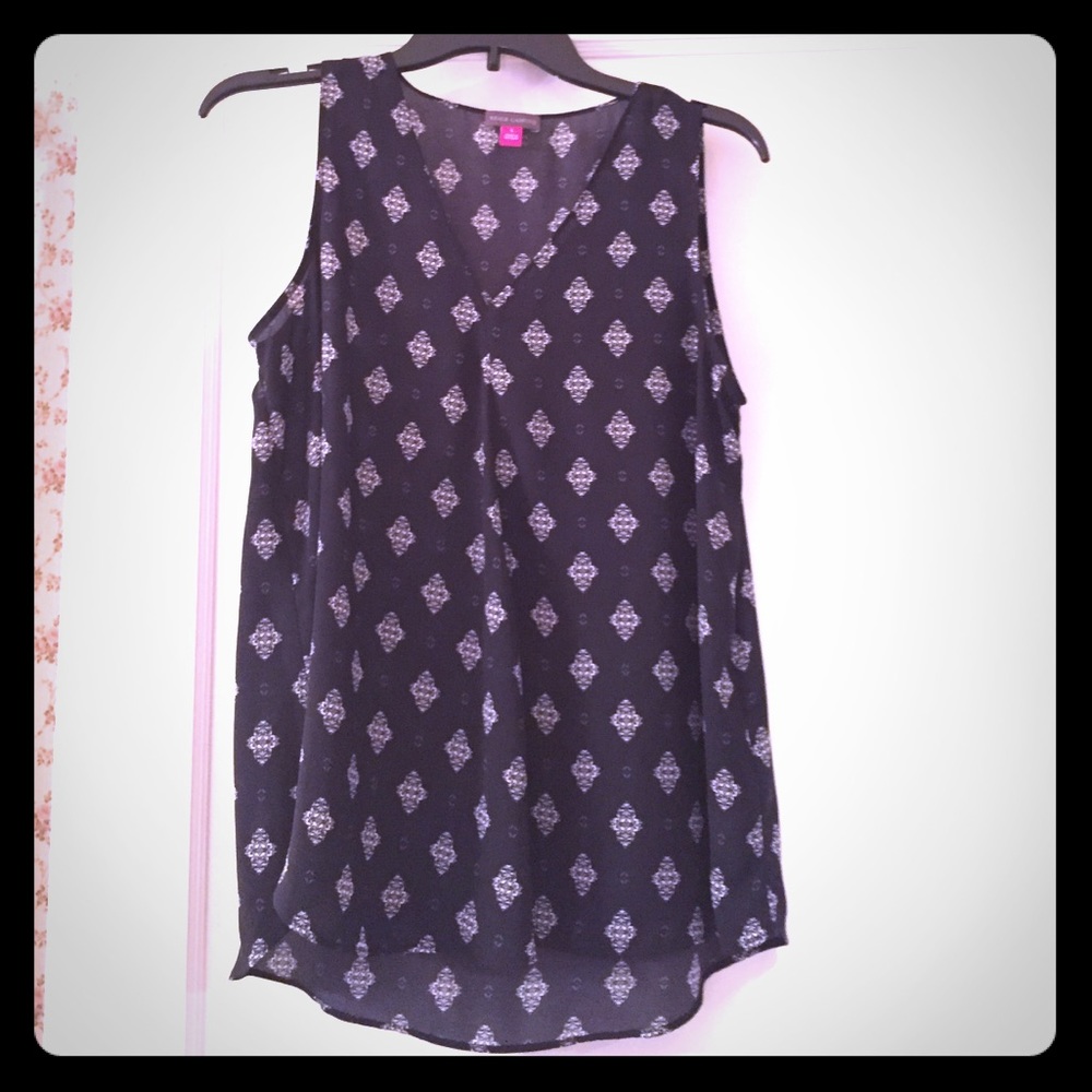 Cute back flowy Vince Camuto work top!