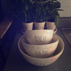 Rae Dunn mix , pinch and dash mixing bowls