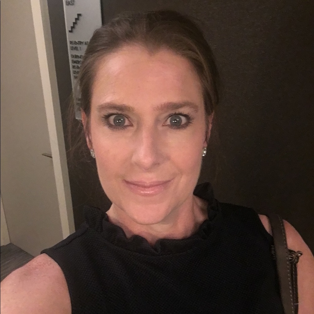 Meet your Posher, Jennifer.         Fast Shipper