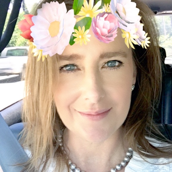 Meet your Posher, Jennifer. Fast Shipper - Picture 2 of 3