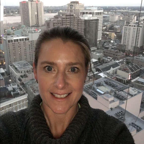 Meet your Posher, Jennifer. Fast Shipper - Picture 3 of 3