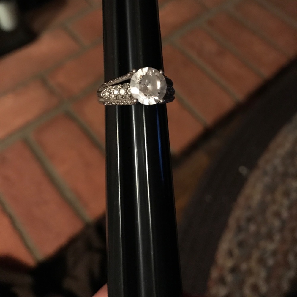 Silver ring large center stone size 8