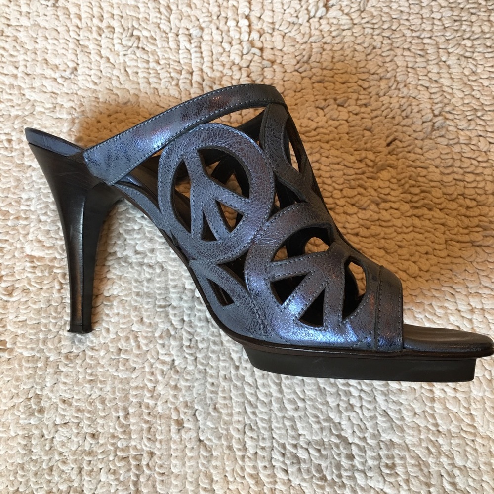 8 DJP Metallic Blue Peace Sign Leather Heels - Picture 3 of 7