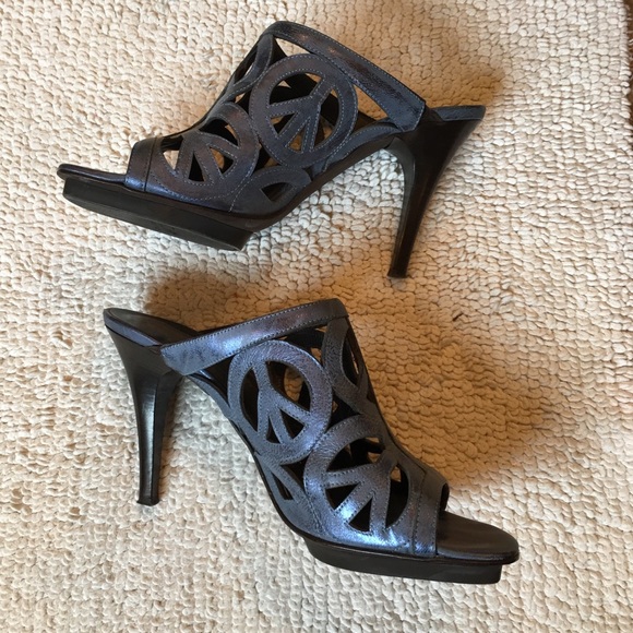 8 DJP Metallic Blue Peace Sign Leather Heels - Picture 5 of 7