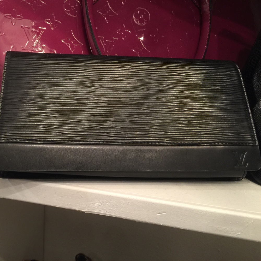 Epi clutch Louis Vuitton