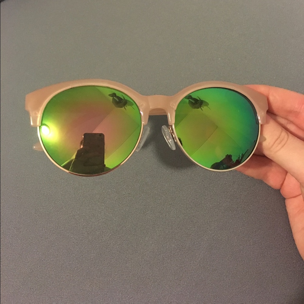 NWOT 🌴 REFLECTIVE Sunglasses Trendy Summer Shades
