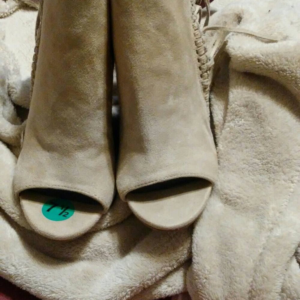 Coconut fringed heel NWOB